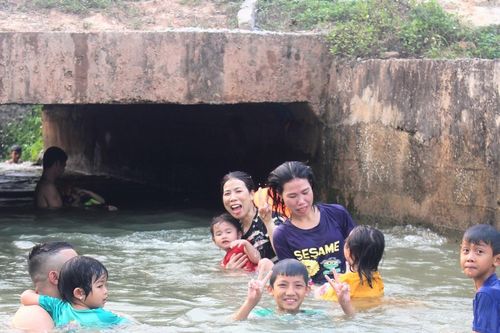 Nắng nóng như đổ lửa, kênh thủy lợi thành 'bể bơi' của người Nghệ An