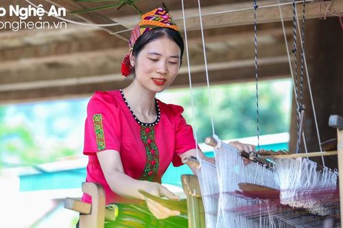 Bảo tồn làng nghề dệt thổ cẩm truyền thống gắn với phát triển du lịch