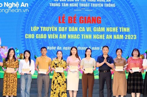 Trao giấy chứng nhận cho hơn 100 giáo viên âm nhạc hoàn thành chương trình lớp truyền dạy Dân ca ví, giặm Nghệ Tĩnh