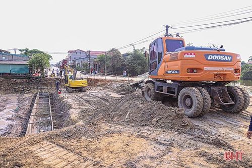 'Vượt nắng' đẩy nhanh tiến độ các công trình trọng điểm ở Hà Tĩnh