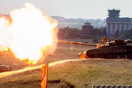 Xem tăng chiến đấu T-80 Nga thể hiện sức mạnh trên chiến trường Ukraine