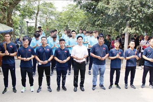 Đội tuyển U17 Việt Nam dâng hương tưởng niệm các Vua Hùng