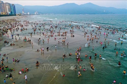 Đà Nẵng: Nắng nóng kéo dài, hàng nghìn người đổ ra biển 'giải nhiệt'