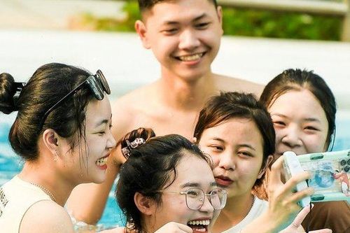 Hàng nghìn người đổ xô về công viên nước Hồ Tây 'giải nhiệt'