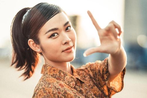 Nữ chính 'Lật mặt 6' phản ứng ra sao khi nhận quà 'khủng' từ fan?