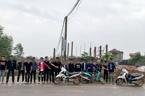 Nhóm thiếu niên cầm hung khí tụ tập hàng chục người chuẩn bị đánh nhau và cái kết đắng