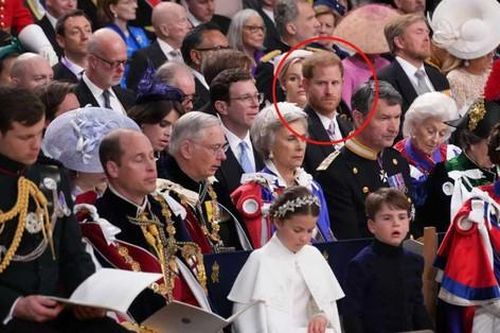 Chuyên gia 'bóc trần' hành vi của Vương tử Harry tại Lễ đăng quang Vua Charles