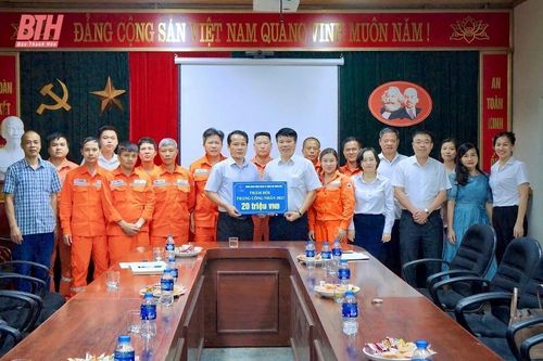 Công đoàn EVNNPC thăm hỏi, động viên người lao động Công ty Điện lực Thanh Hóa nhân Tháng Công nhân