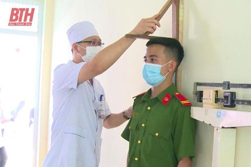 Thí sinh thi tuyển vào các trường CAND năm 2023 tham gia khám sức khỏe