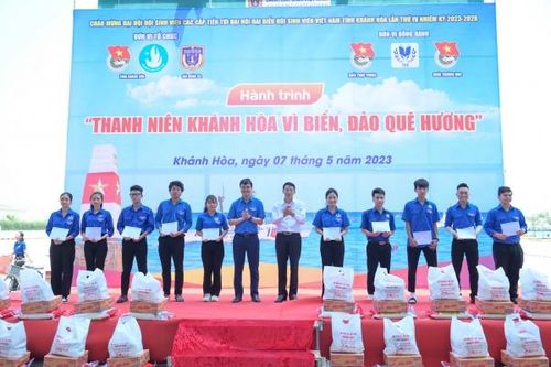 Sôi nổi Hành trình 'Thanh niên Khánh Hòa vì biển, đảo quê hương'