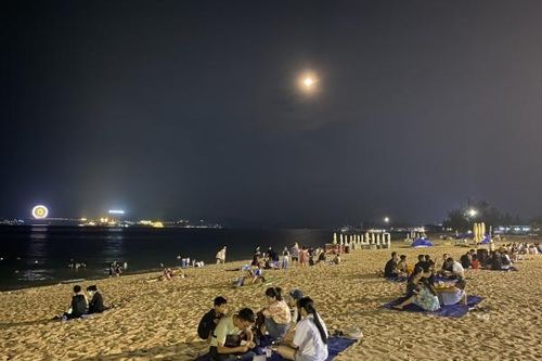 Ra biển 'giải nhiệt' vào ban đêm