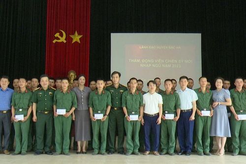 UBND huyện Bắc Hà thăm hỏi, động viên chiến sỹ mới nhập ngũ