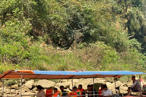 Du thuyền trên sông Chảy hấp dẫn người dân và du khách những ngày nắng nóng