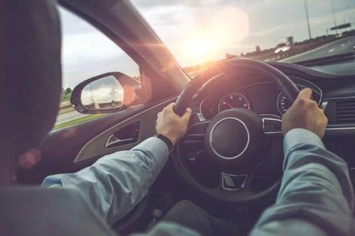 Các cách lái xe ô tô tiết kiệm xăng hiệu quả