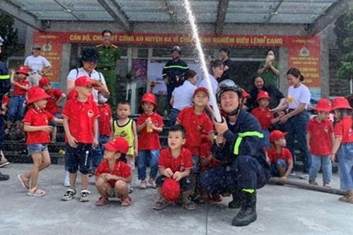 Sôi nổi chương trình trải nghiệm 'Chúng em là lính cứu hỏa'