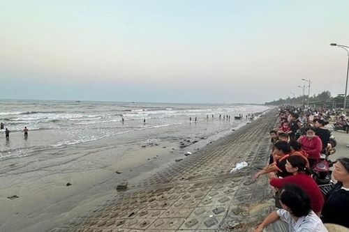 Đi tắm biển, 2 người không may bị sóng cuốn chìm