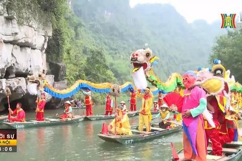 Hàng nghìn du khách trẩy hội Tràng An