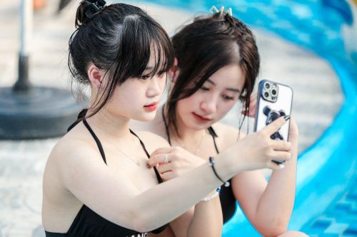 Giới trẻ Hà thành đổ về công viên nước Hồ Tây giải nhiệt ngày nắng nóng kỷ lục