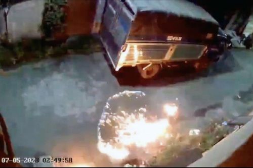 Truy tìm 4 người ném bom xăng, đập phá ô tô giữa đêm khuya
