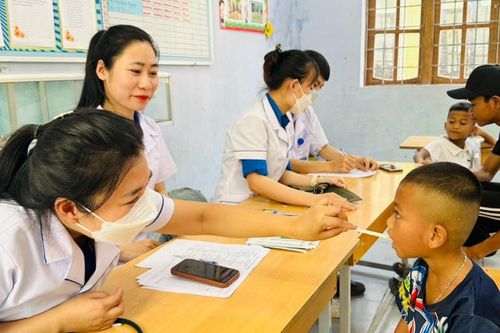 Khám, cấp thuốc miễn phí cho hàng trăm đồng bào Bru - Vân Kiều