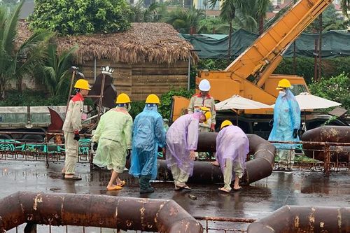 Hình ảnh cưỡng chế tàu Nàng tiên cá 1 và 2 ra khỏi Hồ Tây