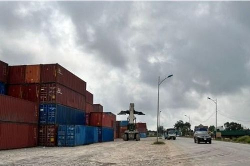 Bãi tập kết container lấn cả tỉnh lộ
