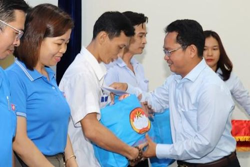 Một gia đình dành kinh phí tổ chức lễ cưới để trao tặng cho 100 công nhân nghèo