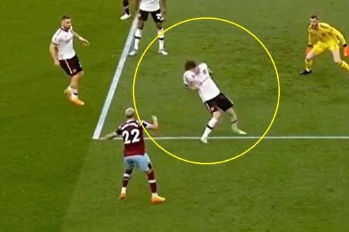VAR gây tranh cãi trong trận thua của Man United