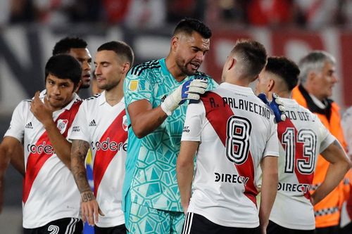7 thẻ đỏ liên tiếp ở Siêu kinh điển Argentina