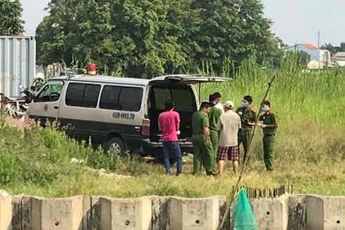 Thi thể người đàn ông phân hủy trong bụi cây ở TP.HCM