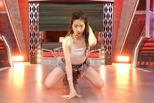 Nhóm nhạc Hàn gây tranh cãi vì vũ đạo bò trên sân khấu