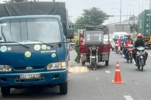 Sửa xe ven đường, người thợ bị xe ba gác tông tử vong ở TP.HCM