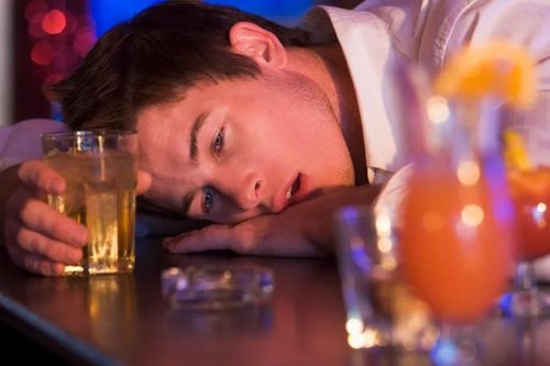 6 mẹo đơn giản tránh nôn sau khi uống rượu