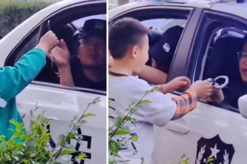 Bé trai Trung Quốc 'hạnh phúc' vì được cảnh sát thử còng tay