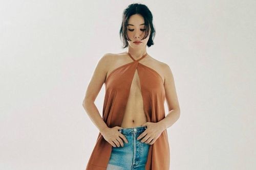Biểu tượng gợi cảm Hàn Quốc khoe cơ bụng ở tuổi 54