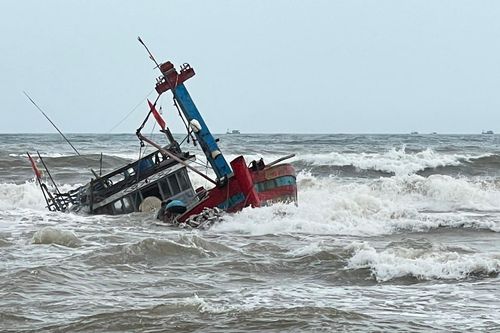 Thừa Thiên Huế: Hai tàu cá gặp nạn do lốc xoáy
