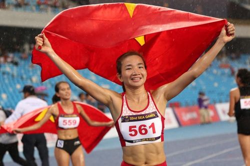 Nữ hoàng điền kinh Việt Nam bứt tốc đẳng cấp trong cơn mưa lớn, đem về Huy chương vàng SEA Games 32