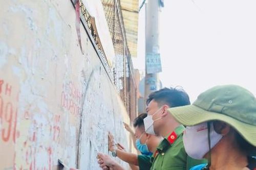 Đoàn viên, thanh niên TP. HCM ra quân bóc, xóa các sản phẩm quảng cáo sai quy định