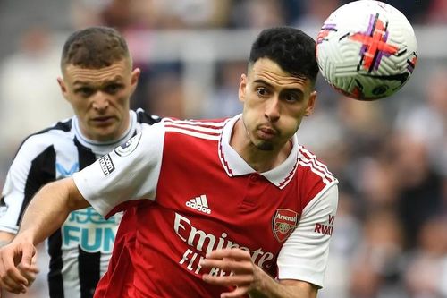 Arsenal nhấn chìm Newcastle để bám theo Man City