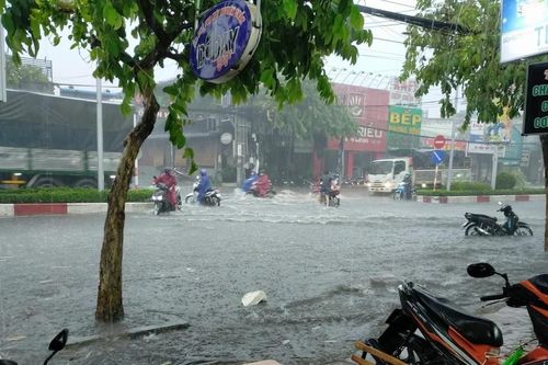 Đồng Nai mưa lớn, nhiều tuyến đường bị ngập