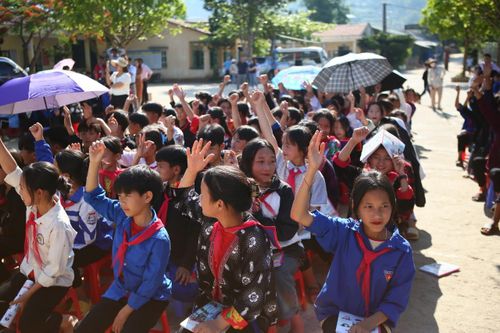 'Cùng em tới trường' mang yêu thương đến với học sinh vùng khó