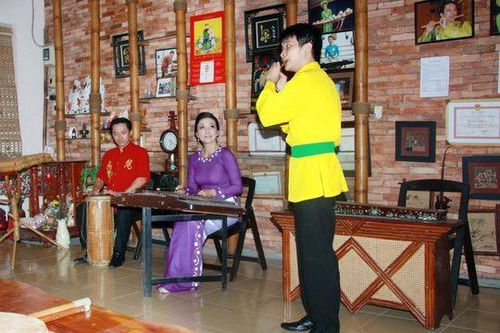 Gia đình có ba thế hệ thổi sáo trúc