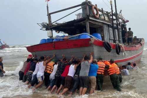 Cứu hộ 2 tàu cá và 8 ngư dân gặp nạn trên biển