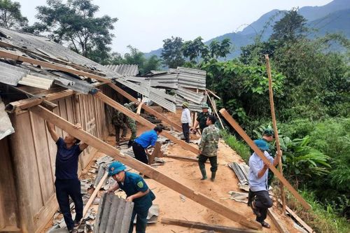 BĐBP kịp thời giúp nhân dân khắc phục hậu quả giông lốc, mưa đá