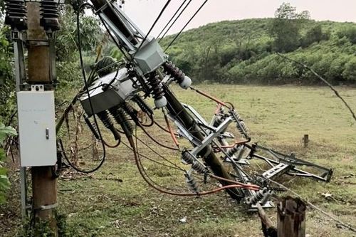 Mưa lớn, lốc xoáy làm sập và tốc mái 81 ngôi nhà, 1 người bị thương