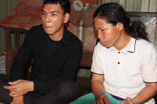 Gia Lai: Người mẹ mù cùng con trai rau cháo nuôi nhau trong căn nhà tạm