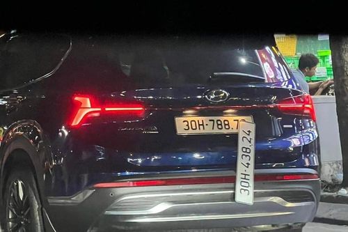Công an 'vào cuộc' xác minh ô tô đeo 2 biển số trên đường Hà Nội