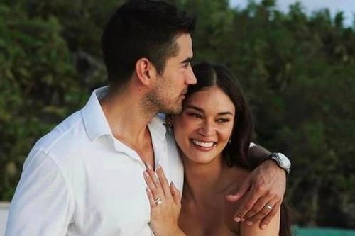 Hoa hậu Hoàn vũ Pia Wurtzbach đi chân trần trong lễ cưới
