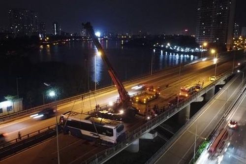Xe khách gặp nạn chắn ngang đường Vành đai 3 trên cao, nhiều người thoát nạn