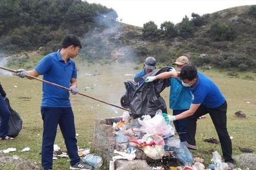 Áo xanh dọn rác cao nguyên Đồng Cao
